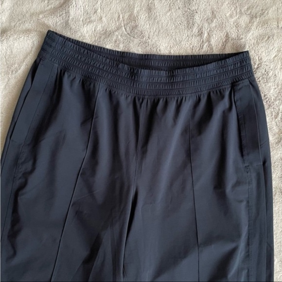 Lululemon Track Pant Navy Blue Wanderer Crop Size 10 - Picture 2 of 5